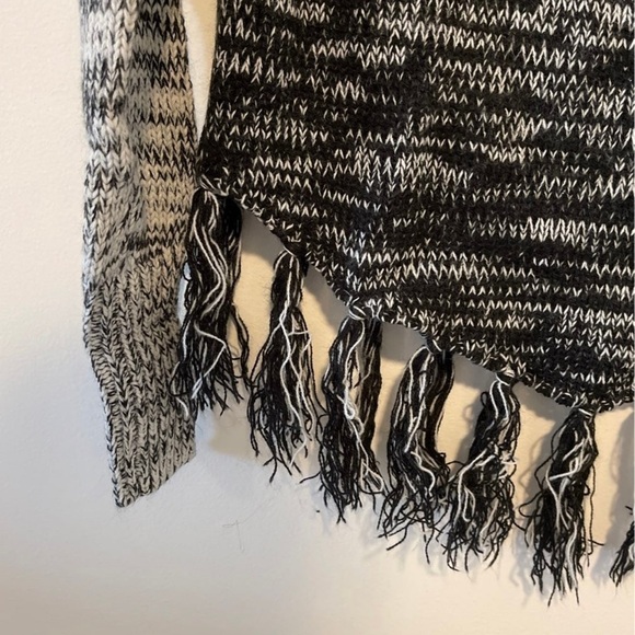 Hollister Grey Fringe Sweater XS Warm Slouchy Cozy - Picture 3 of 4